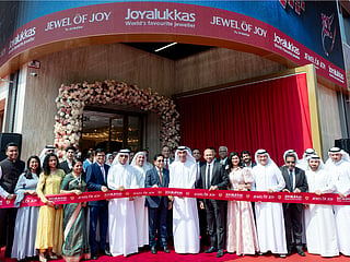 The Biggest Jewellery Destination in the Middle East “Jewel of Joy by Joyalukkas” was inaugurated by His Excellency Dr. Thani bin Ahmed Al Zeyoudi, Minister of Foreign Trade of the United Arab Emirates, alongside H.E. Dr. E. Vishnu Vardhan Reddy, Consul General of India in Dubai; Mr. Issam Galadhari, CEO of Ithra Dubai; Mr. Rashid Alharmoodi, Senior Director– Commercial, Dubai Gold District; Mr. Tawhid Abdullah ,Chairman of Dubai Gold & Jewellery Group:  Dr. Joy Alukkas, Chairman of Joyalukkas Group; Mr. John Paul Alukkas, CEO of Joyalukkas Jewellery & family members and other distinguished dignitaries.