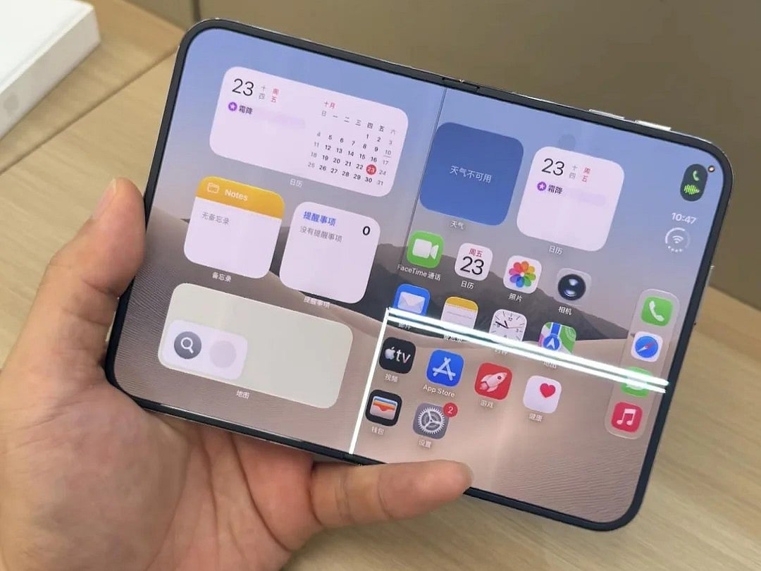 An Australian iPhone Duo owner said the device’s screen cracked after fewer than 20 openings.