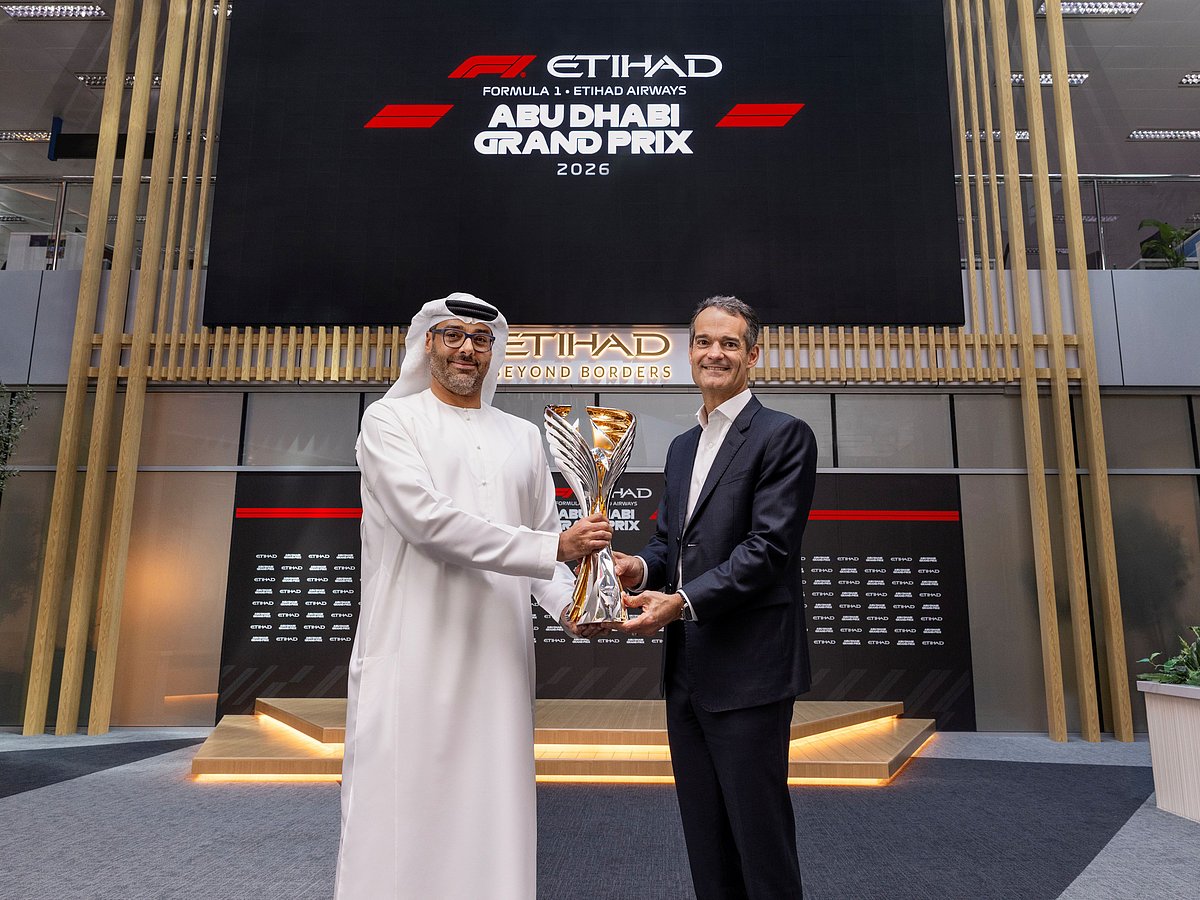 Antonoaldo Neves, Group CEO of Etihad Airways, and Saif Rashid Al Noaimi, CEO of Ethara, welcomed the trophy.