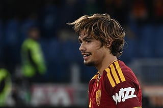 AS Roma's Portuguese midfielder #86 Rodrigo Mora celebrates after scoring AS Roma's third goal during the Italian Serie A football match between AS Roma and Cagliari at the Olympic Stadium in Rome on October 27, 2026.