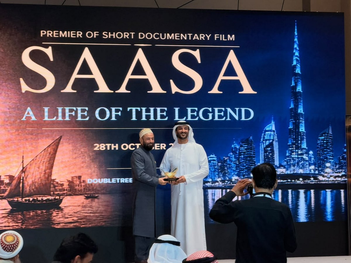 Mustafa Saasa presents Chief Guest Abdulla Bin Touq Al Marri, UAE Minister of Economy and Tourism with a memento