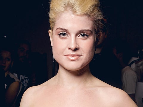 Kelly Osbourne takes spray-painting lessons from Justin Bieber