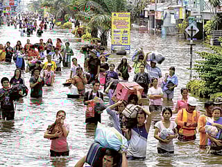Bangkok reinforcing flood defenses, death toll rises to 315 