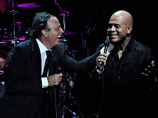 Haiti President sings with Julio Iglesias