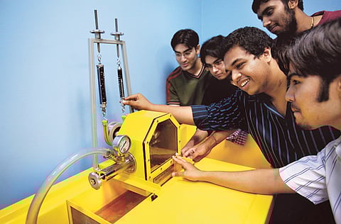 Engineering students at Heriot-Watt University Dubai familiarise themselves with equipment during
class. The UAE needs more such engineers; Abu Dhabi itself will require 250,000 of them by 2020