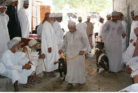 Omanis throng Habta for Eid shopping