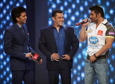 Salman unveils flag at cricket league