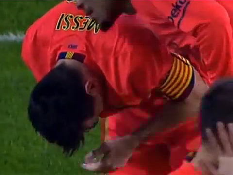 Lionel Messi hit by bottle thrown by fan in Barcelona match at Valencia