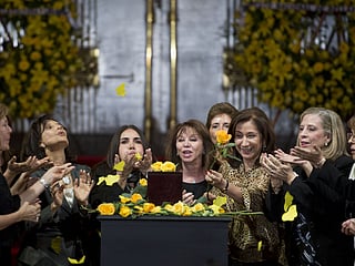 Thousands bid Garcia Marquez farewell in Mexico