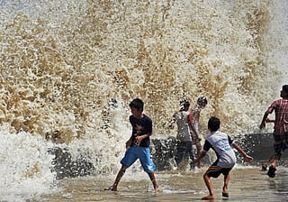 Sea water floods Mumbai even before monsoon arrives