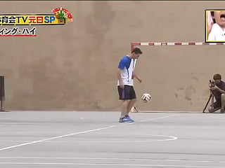 Watch Lionel Messi’s amazing football juggling feat