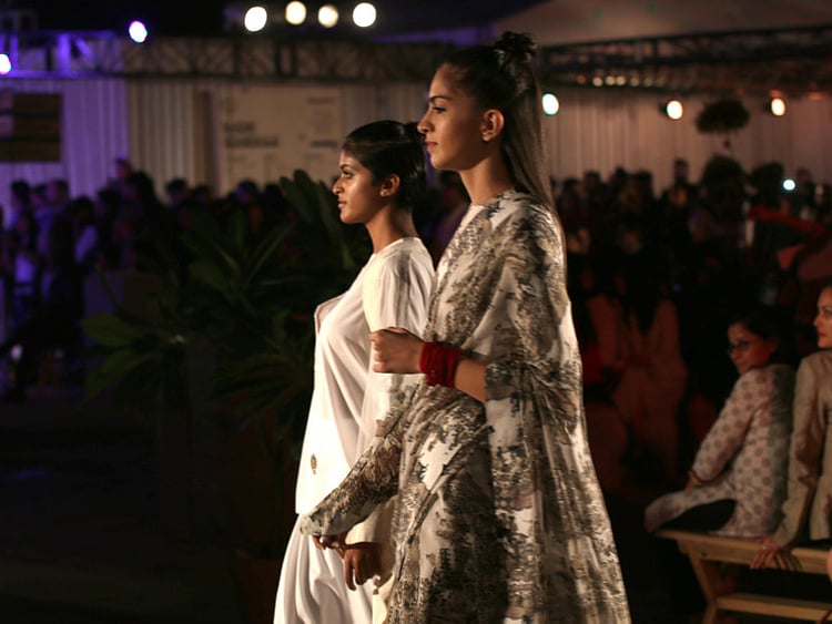 1.1598800-3164175100