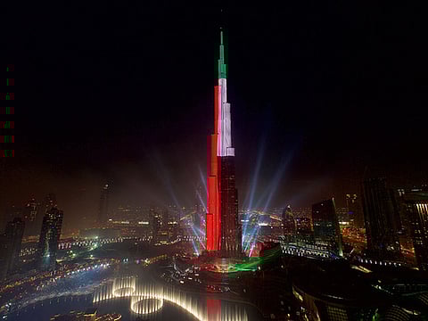 Video: Dubai 2016 fireworks peep