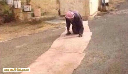 Elderly man lauded for braving disability as he crawls to mosque