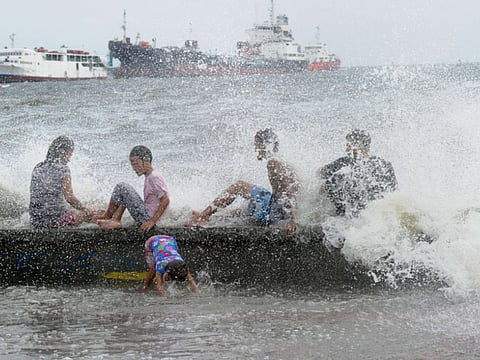 Residents along Manila Bay 