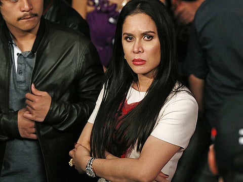 Pacquiao's wife looks unhappy after Mayweather win