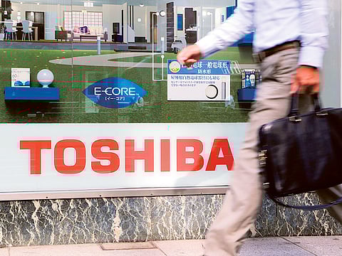  Toshiba Corp's second-biggest shareholder on Sunday demanded the board chairman and three other directors resign immediately.