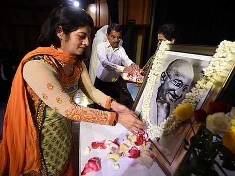 Indian expats pay tribute to Gandhi