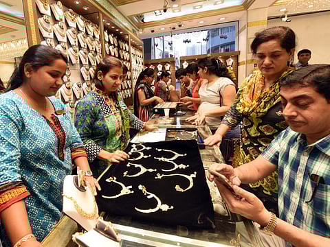 Latest rates in UAE: Gold trades lower on slew of economic events