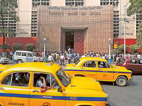 
People queue outside the Reserve Bank of India (RBI) to exchange their old high denomination banknotes in Kolkata, India on Wednesday. The RBI governor has been silent on the issue.