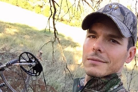 Granger Smith breaks ribs after stage fall