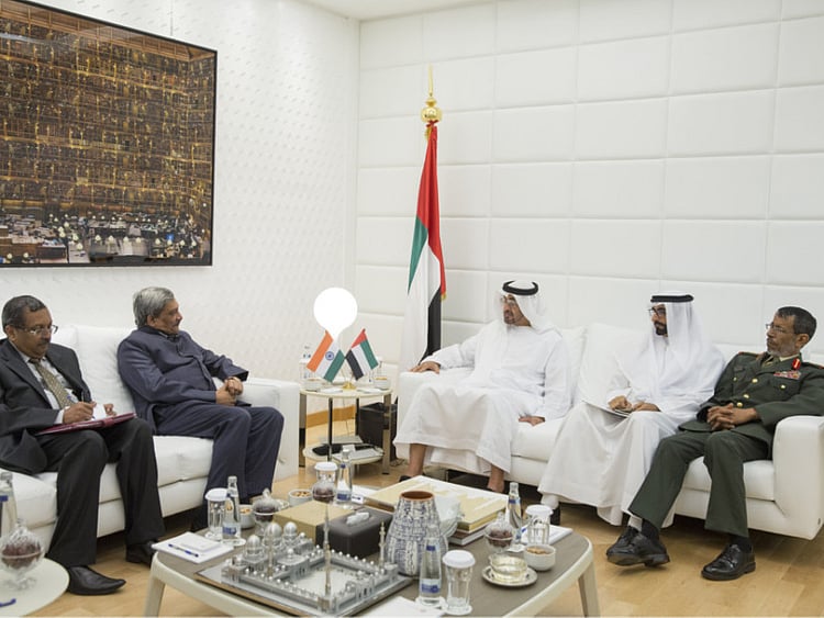 1.1833129-3043488525