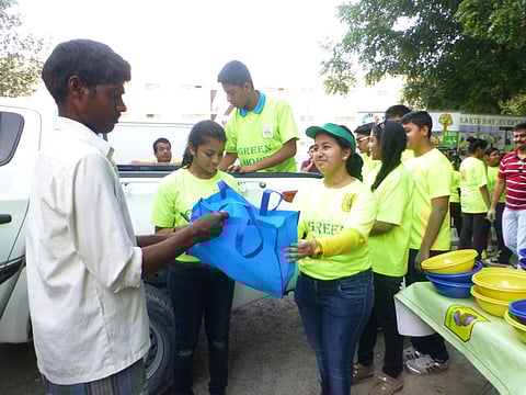 Youth groups serve iftar meals to workers