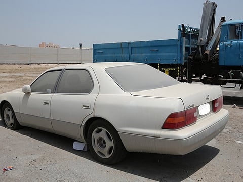 Driving without a valid legal license plate incurs a fine