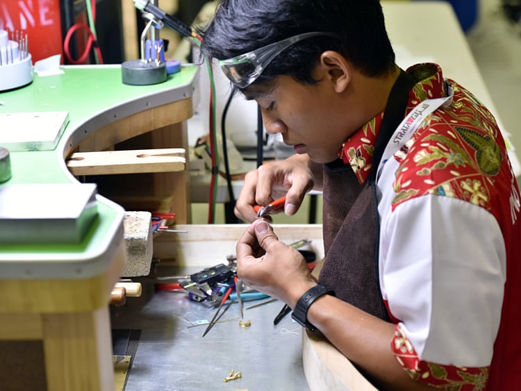 1.2108691-1096070161