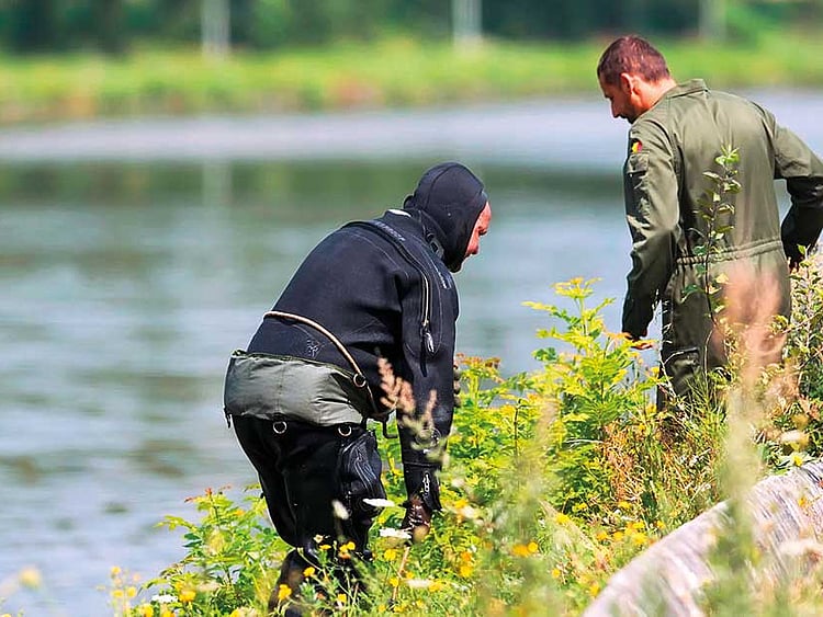 1.2112247-3198994456