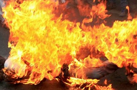 A Jordanian student set himself on fire at a private university campus in Jordan due to the university management’s refusal to meet him in order to postpone payment deadlines. Photo for illustrative purposes.