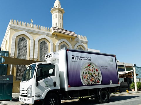 Food truck to give meals to blue-collar workers