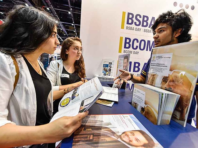 1.2010791-2015425600