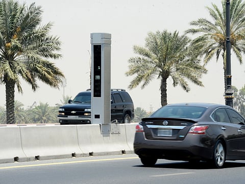 Sharjah Police’s new radar can record different traffic violations at same time in addition to live transmission to the violations which committed by drivers while driving .