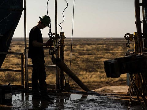 An oil worker waits to connect a drill bit on a rig. Official data from Argentina's Ministry of Economy showed oil production reached an all-time high of 887,227 barrels per day, rising 0.6% from April and nearly 19% higher than the same month last year. Photo for illustrative purposes only.