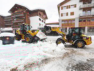 Snow traps 13,000 tourists at Swiss resort