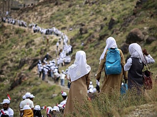 Human chain delivers food to under siege residents in Taiz mountains