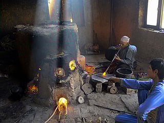 Decades of war shatter Afghanistan's glassblowing craft