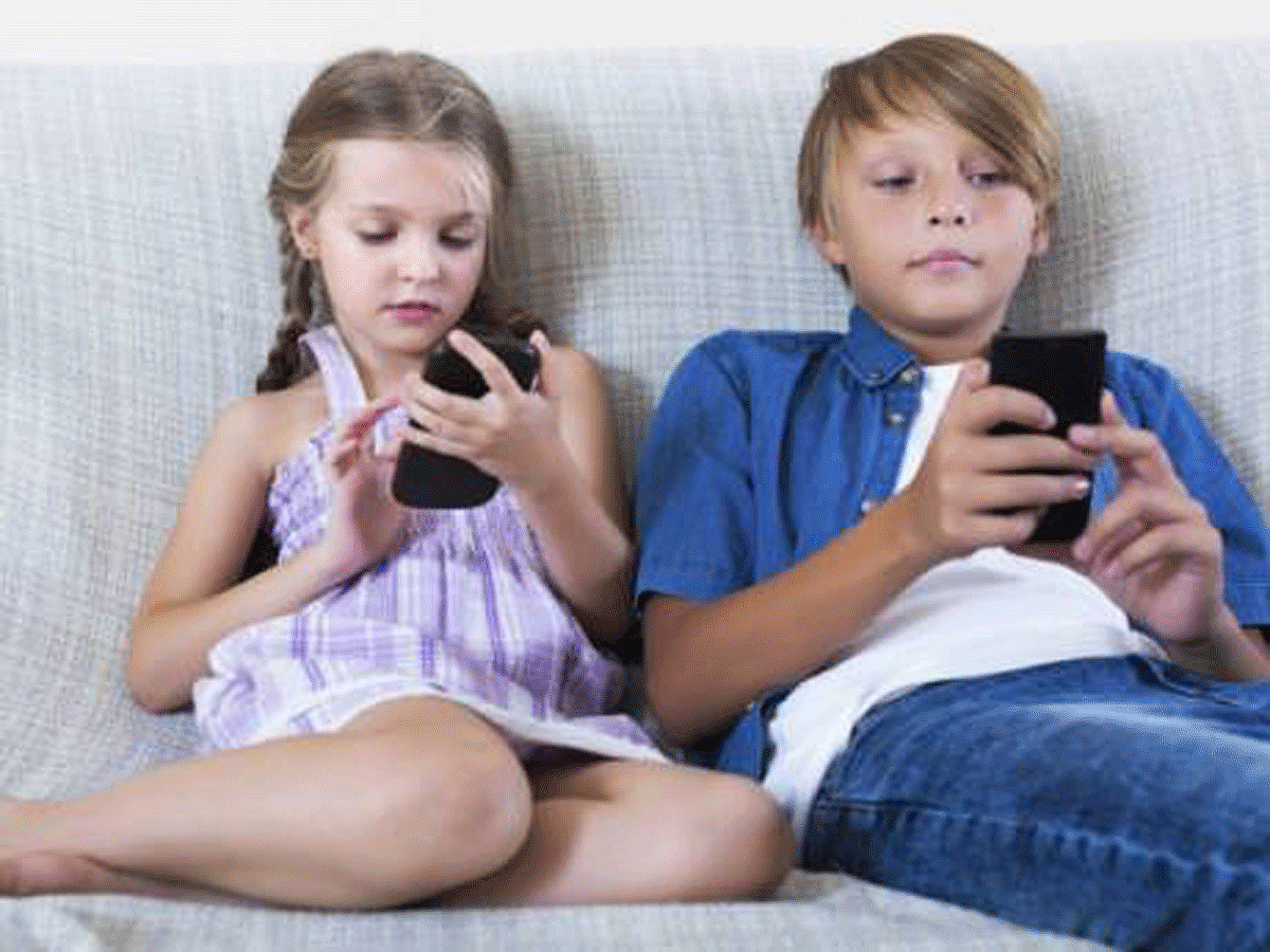 Kids playing on their smarphones
