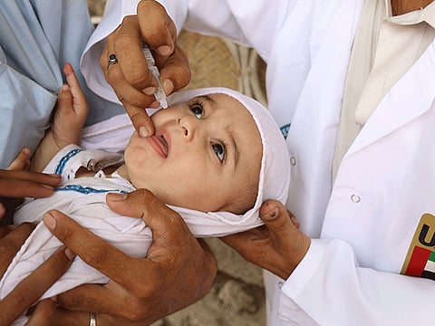 A Pakistani child is being vaccinated against polio.