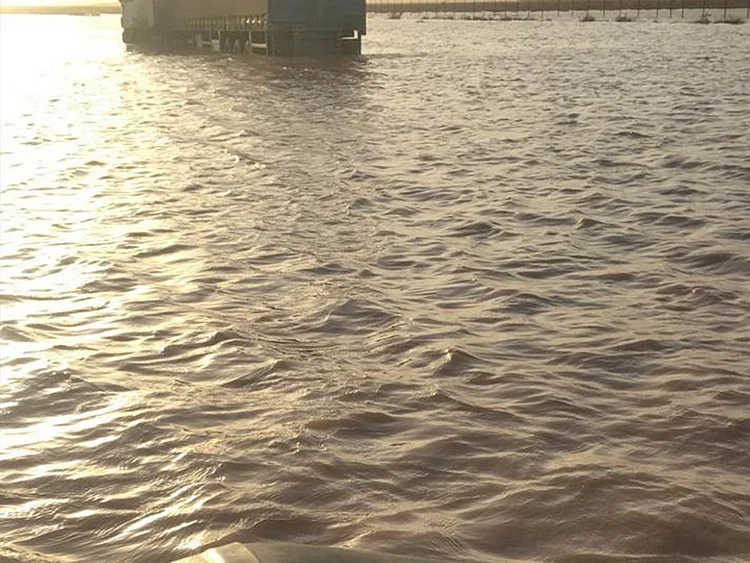 REG 181125 Saudi rains 1