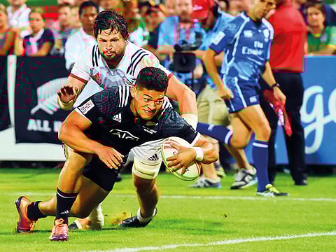 Lukarisitone James Ng Shiu of New Zealand (Black) battles with Danny Barrett of USA during the World Rugby HSBC Sevens Series at the Sevens in Dubai.