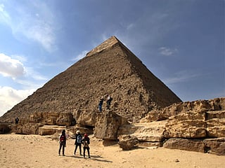 Egypt probes couple for posing nude on pyramid