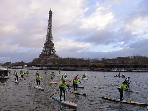Competitors take part in the Nautic Paddle Race on the Seine river near the Eiffel tower in Paris, on December 9 2018.  About 800 competitors took part in the 11 kilometer race on the Seine River.