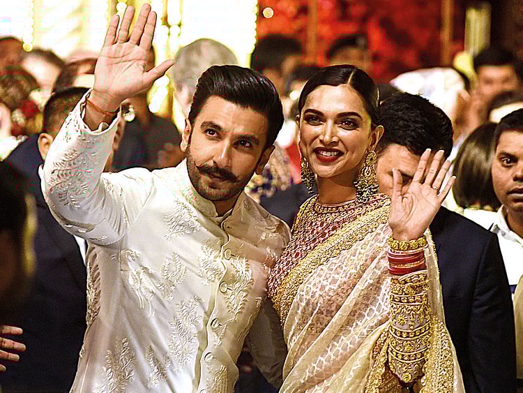 181215 Ranveer Singh (L) and Deepika Padukone