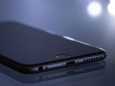 Businesswoman and man beat visitor, steal his iPhones