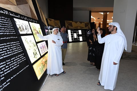 Sign a wall to thank armed forces in Dubai