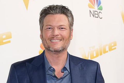 Blake Shelton falls on stage, blames Pitbull