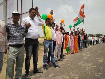 Indians create 650km long human chain to honour soldiers