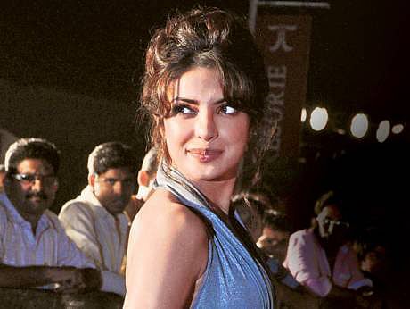 Video: Priyanka Chopra hides engagement ring from paparazzi